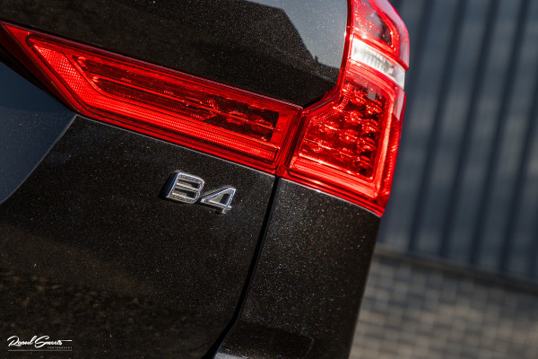 Volvo XC60 B4 Ultimate Bright | Adaptieve cruise | Panoramadak | Zwenkbare trekhaak | Head-up | Blis |