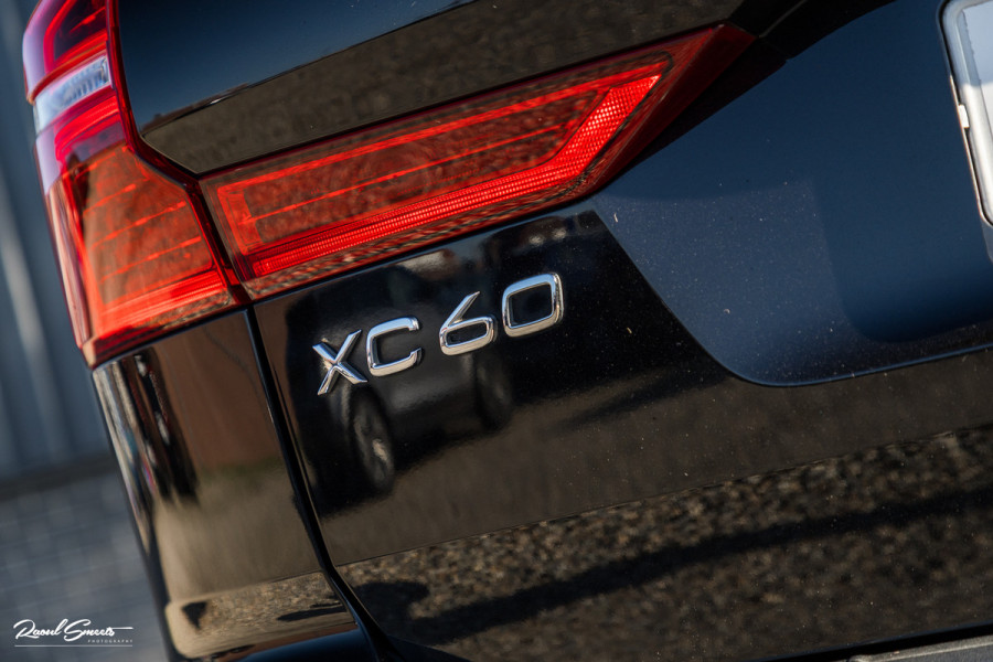 Volvo XC60 B4 Ultimate Bright | Adaptieve cruise | Panoramadak | Zwenkbare trekhaak | Head-up | Blis |