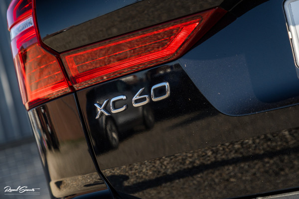 Volvo XC60 B4 Ultimate Bright | Adaptieve cruise | Panoramadak | Zwenkbare trekhaak | Head-up | Blis |