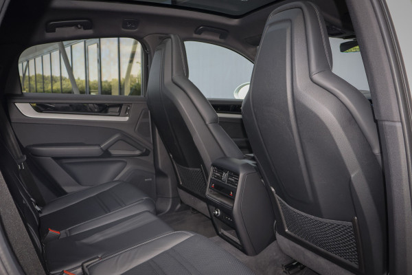 Porsche Cayenne Coupé 3.0 S E-Hybrid 520PK | PASSENGER DISPLAY | ELEKTRISCHE TREKHAAK | PASM | BOSE | SOUND PACKAGE PLUS | PRIVACY GLASS | PANORAMADAK