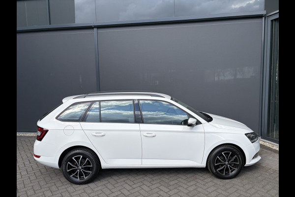 Škoda Fabia Combi 1.0 TSI Ambition Airco - Apple carplay - Parkeersensor achter - Dakrails - Bagagedek - Mistlampen - Cruise control - Bluetooth - Led verlichting - Stuur multifunctioneel - Stuur leder - Elektrische ramen - Centrale vergrendeling met afstandsbediening