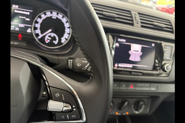 Škoda Fabia Combi 1.0 TSI Ambition Airco - Apple carplay - Parkeersensor achter - Dakrails - Bagagedek - Mistlampen - Cruise control - Bluetooth - Led verlichting - Stuur multifunctioneel - Stuur leder - Elektrische ramen - Centrale vergrendeling met afstandsbediening
