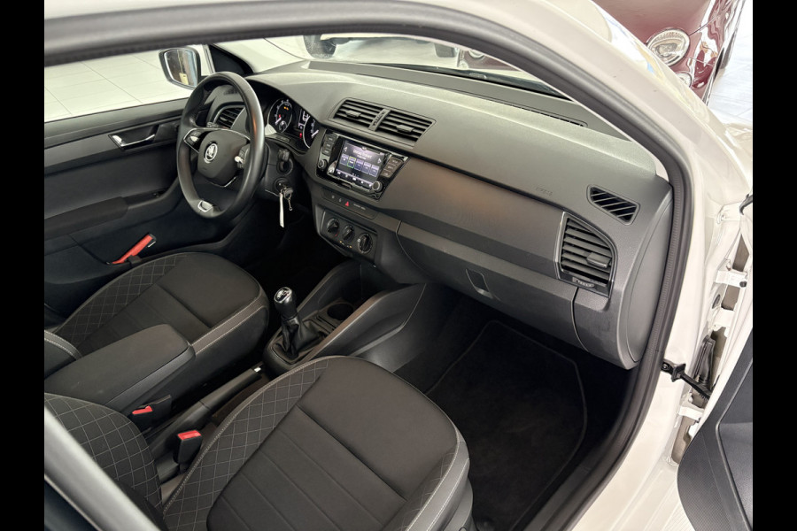Škoda Fabia Combi 1.0 TSI Ambition Airco - Apple carplay - Parkeersensor achter - Dakrails - Bagagedek - Mistlampen - Cruise control - Bluetooth - Led verlichting - Stuur multifunctioneel - Stuur leder - Elektrische ramen - Centrale vergrendeling met afstandsbediening