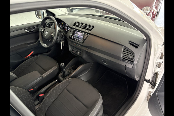 Škoda Fabia Combi 1.0 TSI Ambition Airco - Apple carplay - Parkeersensor achter - Dakrails - Bagagedek - Mistlampen - Cruise control - Bluetooth - Led verlichting - Stuur multifunctioneel - Stuur leder - Elektrische ramen - Centrale vergrendeling met afstandsbediening