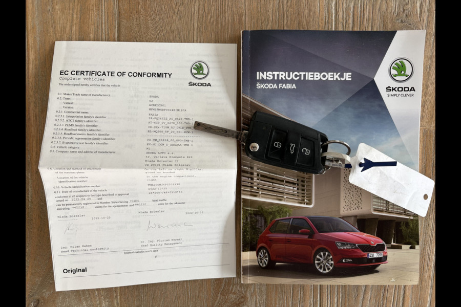 Škoda Fabia Combi 1.0 TSI Ambition Airco - Apple carplay - Parkeersensor achter - Dakrails - Bagagedek - Mistlampen - Cruise control - Bluetooth - Led verlichting - Stuur multifunctioneel - Stuur leder - Elektrische ramen - Centrale vergrendeling met afstandsbediening