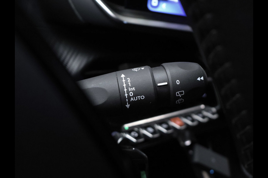 Peugeot 2008 1.2 PureTech 100 Sport (APPLE CARPLAY,NAVI,CAMERA,STOELVERWARMING,CLIMATE,CRUISE,LED,SPORTSTOELEN,NETTE STAAT)