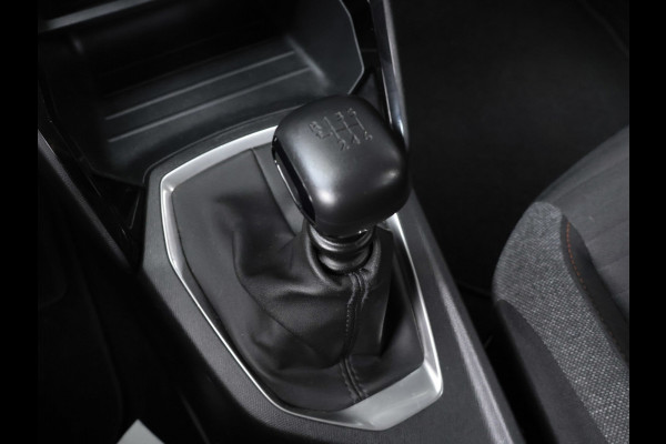 Peugeot 2008 1.2 PureTech 100 Sport (APPLE CARPLAY,NAVI,CAMERA,STOELVERWARMING,CLIMATE,CRUISE,LED,SPORTSTOELEN,NETTE STAAT)