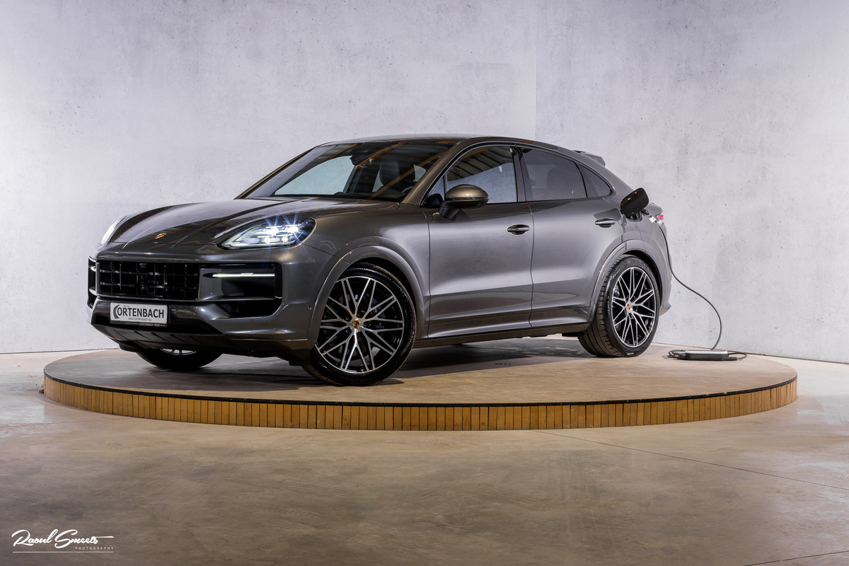 Porsche Cayenne Coupé 3.0 E-Hybrid | Sport design | Sport chrono | Soft close | Luchtvering | Achter as besturing | Pasenger display | Keyless |