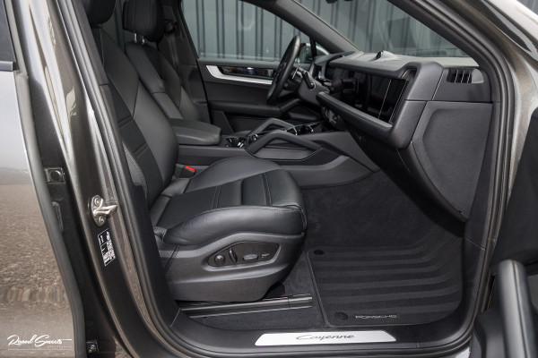 Porsche Cayenne Coupé 3.0 E-Hybrid | Sport design | Sport chrono | Soft close | Luchtvering | Achter as besturing | Pasenger display | Keyless |