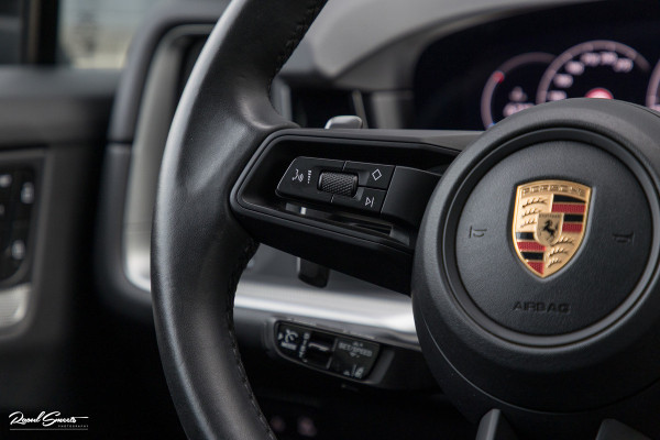 Porsche Cayenne Coupé 3.0 E-Hybrid | Sport design | Sport chrono | Soft close | Luchtvering | Achter as besturing | Pasenger display | Keyless |
