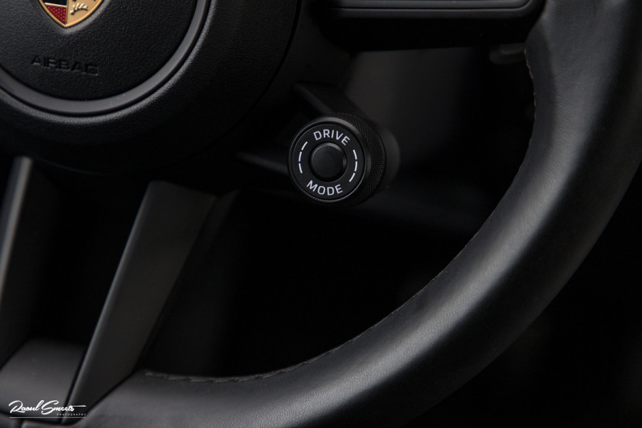Porsche Cayenne Coupé 3.0 E-Hybrid | Sport design | Sport chrono | Soft close | Luchtvering | Achter as besturing | Pasenger display | Keyless |