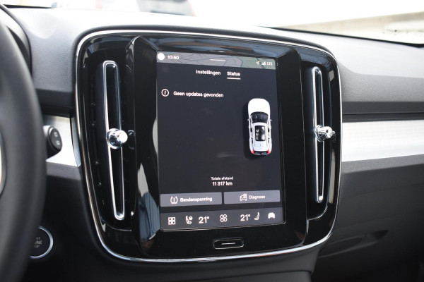 Volvo XC40 B3 177PK Automaat Plus Black Edition / Cruise control / Harman Kardon / 20'' velgen / Elektrisch verstelbare stoelen met geheugen / Stoel- en stuurverwarming