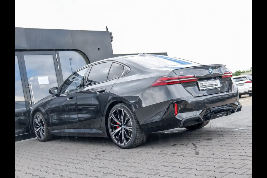 BMW 5 Serie 550e xDrive M-SPORT ** LED, LEDER, PANO, TREKH, 20-inch LMV, M-REMMEN, MEM ** Ex BMW-AG ** ** INFORMEER OOK NAAR ONZE AANTREKKELIJKE FINANCIAL-LEASE TARIEVEN **