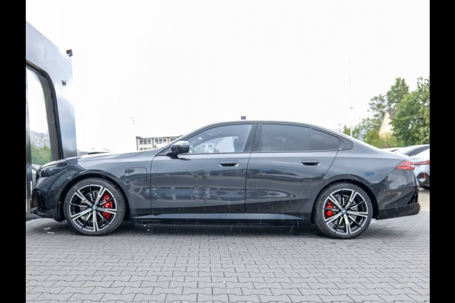 BMW 5 Serie 550e xDrive M-SPORT ** LED, LEDER, PANO, TREKH, 20-inch LMV, M-REMMEN, MEM ** Ex BMW-AG ** ** INFORMEER OOK NAAR ONZE AANTREKKELIJKE FINANCIAL-LEASE TARIEVEN **