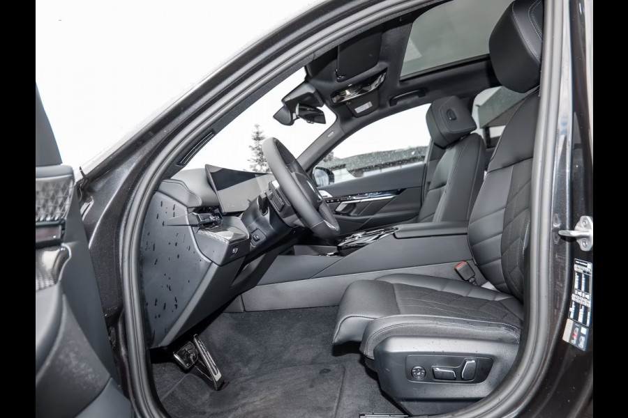 BMW 5 Serie 550e xDrive M-SPORT ** LED, LEDER, PANO, TREKH, 20-inch LMV, M-REMMEN, MEM ** Ex BMW-AG ** ** INFORMEER OOK NAAR ONZE AANTREKKELIJKE FINANCIAL-LEASE TARIEVEN **