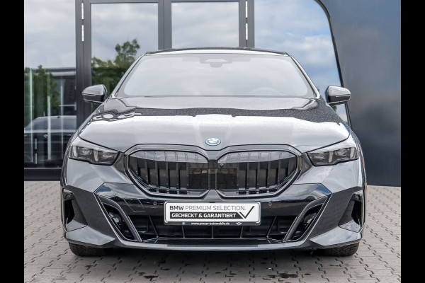 BMW 5 Serie 550e xDrive M-SPORT ** LED, LEDER, PANO, TREKH, 20-inch LMV, M-REMMEN, MEM ** Ex BMW-AG ** ** INFORMEER OOK NAAR ONZE AANTREKKELIJKE FINANCIAL-LEASE TARIEVEN **