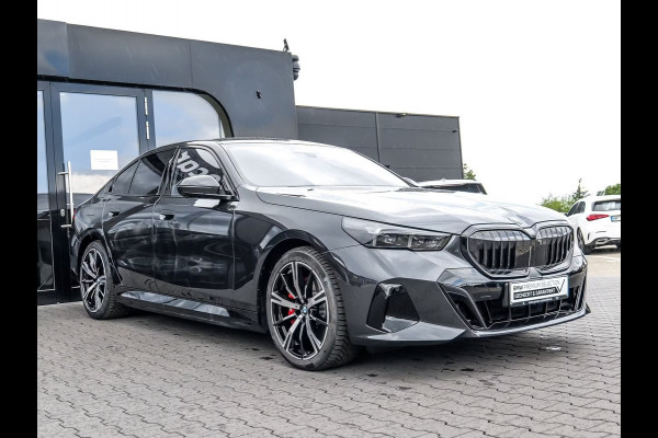 BMW 5 Serie 550e xDrive M-SPORT ** LED, LEDER, PANO, TREKH, 20-inch LMV, M-REMMEN, MEM ** Ex BMW-AG ** ** INFORMEER OOK NAAR ONZE AANTREKKELIJKE FINANCIAL-LEASE TARIEVEN **