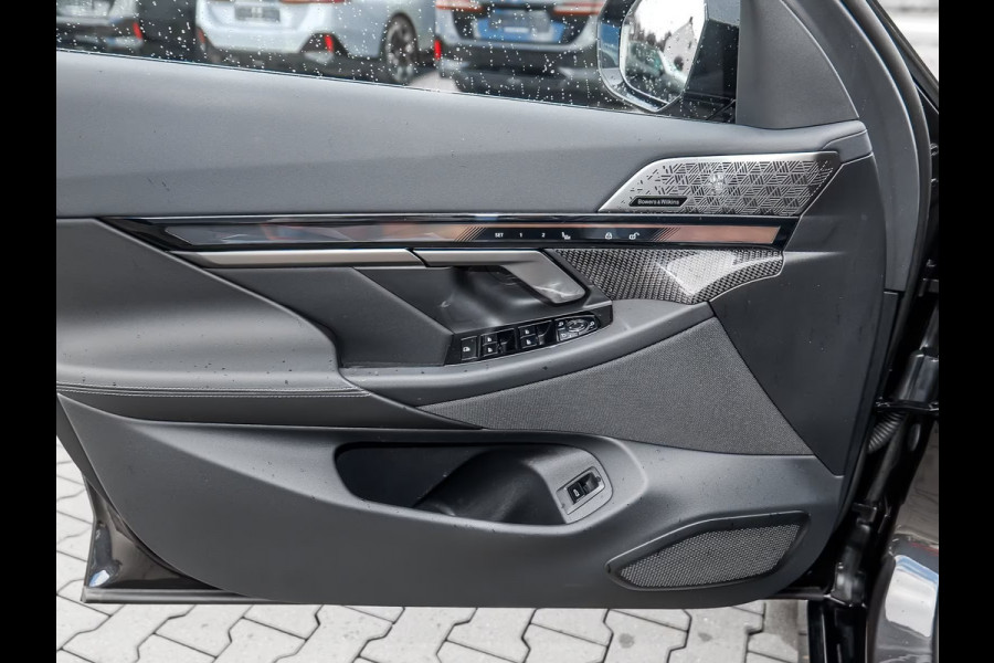 BMW 5 Serie 550e xDrive M-SPORT ** LED, LEDER, PANO, TREKH, 20-inch LMV, M-REMMEN, MEM ** Ex BMW-AG ** ** INFORMEER OOK NAAR ONZE AANTREKKELIJKE FINANCIAL-LEASE TARIEVEN **