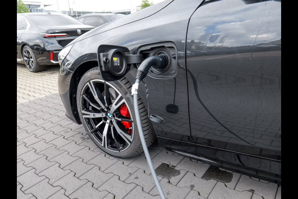BMW 5 Serie 550e xDrive M-SPORT ** LED, LEDER, PANO, TREKH, 20-inch LMV, M-REMMEN, MEM ** Ex BMW-AG ** ** INFORMEER OOK NAAR ONZE AANTREKKELIJKE FINANCIAL-LEASE TARIEVEN **