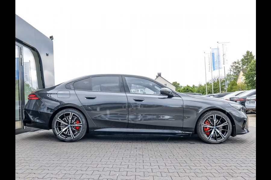 BMW 5 Serie 550e xDrive M-SPORT ** LED, LEDER, PANO, TREKH, 20-inch LMV, M-REMMEN, MEM ** Ex BMW-AG ** ** INFORMEER OOK NAAR ONZE AANTREKKELIJKE FINANCIAL-LEASE TARIEVEN **