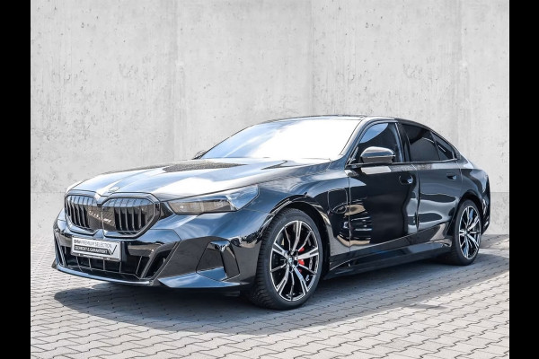 BMW 5 Serie 550e xDrive M-SPORT ** LED, LEDER, PANO, TREKH, 20-inch LMV, M-REMMEN, MEM ** Ex BMW-AG ** ** INFORMEER OOK NAAR ONZE AANTREKKELIJKE FINANCIAL-LEASE TARIEVEN **