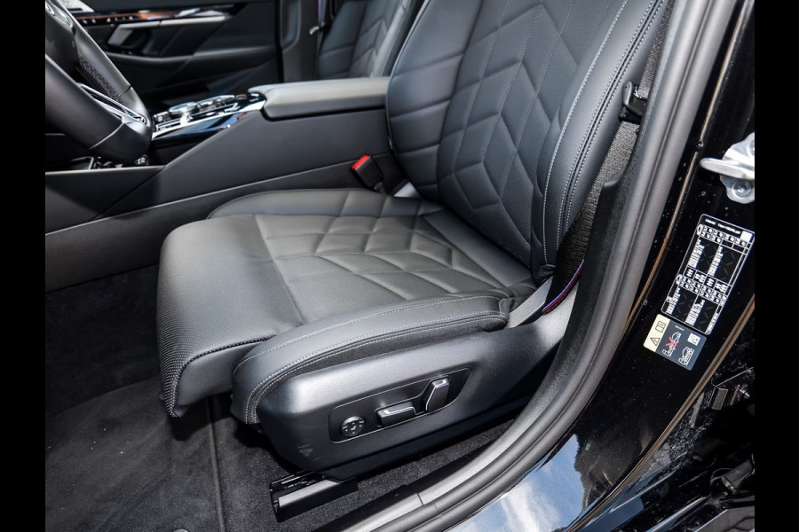 BMW 5 Serie 550e xDrive M-SPORT ** LED, LEDER, PANO, TREKH, 20-inch LMV, M-REMMEN, MEM ** Ex BMW-AG ** ** INFORMEER OOK NAAR ONZE AANTREKKELIJKE FINANCIAL-LEASE TARIEVEN **