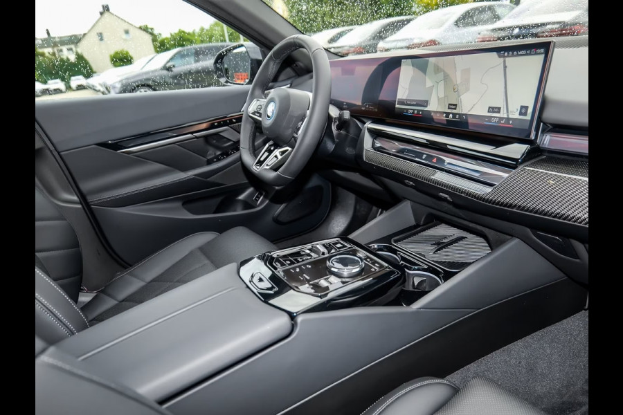 BMW 5 Serie 550e xDrive M-SPORT ** LED, LEDER, PANO, TREKH, 20-inch LMV, M-REMMEN, MEM ** Ex BMW-AG ** ** INFORMEER OOK NAAR ONZE AANTREKKELIJKE FINANCIAL-LEASE TARIEVEN **