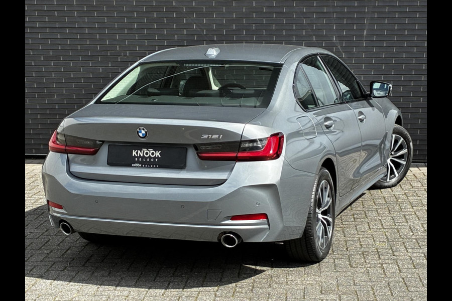 BMW 3 Serie Sedan 318i Automaat / Stoelverwarming / Parkeersensoren achter / Navigatiesysteem / Active Guard Plus / Shadow Line / Live Cockpit Plus / Cruise Control / DAB / Connected Package Professional