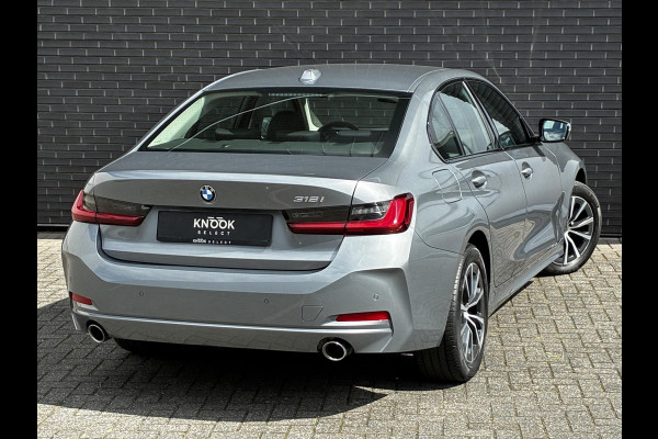 BMW 3 Serie Sedan 318i Automaat / Stoelverwarming / Parkeersensoren achter / Navigatiesysteem / Active Guard Plus / Shadow Line / Live Cockpit Plus / Cruise Control / DAB / Connected Package Professional