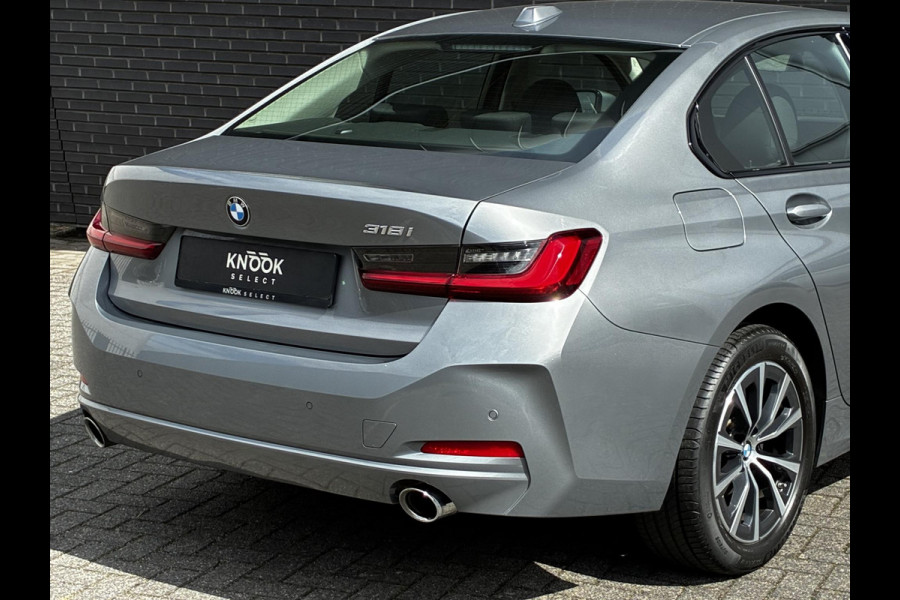 BMW 3 Serie Sedan 318i Automaat / Stoelverwarming / Parkeersensoren achter / Navigatiesysteem / Active Guard Plus / Shadow Line / Live Cockpit Plus / Cruise Control / DAB / Connected Package Professional