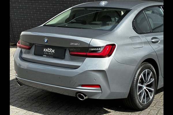 BMW 3 Serie Sedan 318i Automaat / Stoelverwarming / Parkeersensoren achter / Navigatiesysteem / Active Guard Plus / Shadow Line / Live Cockpit Plus / Cruise Control / DAB / Connected Package Professional