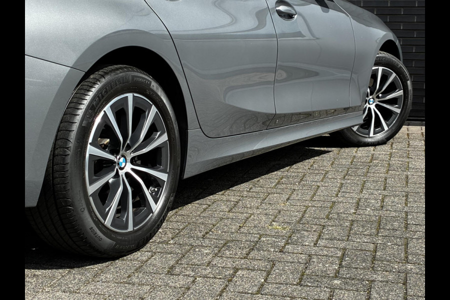 BMW 3 Serie Sedan 318i Automaat / Stoelverwarming / Parkeersensoren achter / Navigatiesysteem / Active Guard Plus / Shadow Line / Live Cockpit Plus / Cruise Control / DAB / Connected Package Professional