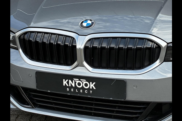 BMW 3 Serie Sedan 318i Automaat / Stoelverwarming / Parkeersensoren achter / Navigatiesysteem / Active Guard Plus / Shadow Line / Live Cockpit Plus / Cruise Control / DAB / Connected Package Professional