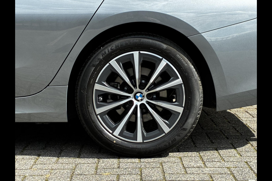 BMW 3 Serie Sedan 318i Automaat / Stoelverwarming / Parkeersensoren achter / Navigatiesysteem / Active Guard Plus / Shadow Line / Live Cockpit Plus / Cruise Control / DAB / Connected Package Professional