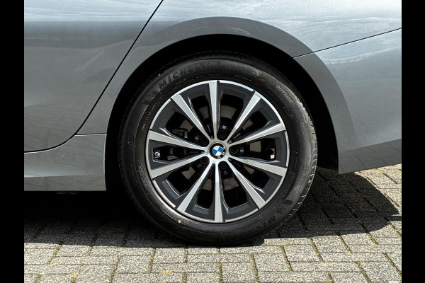 BMW 3 Serie Sedan 318i Automaat / Stoelverwarming / Parkeersensoren achter / Navigatiesysteem / Active Guard Plus / Shadow Line / Live Cockpit Plus / Cruise Control / DAB / Connected Package Professional