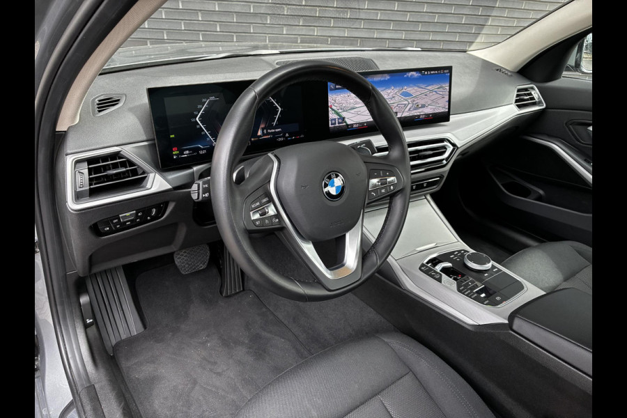 BMW 3 Serie Sedan 318i Automaat / Stoelverwarming / Parkeersensoren achter / Navigatiesysteem / Active Guard Plus / Shadow Line / Live Cockpit Plus / Cruise Control / DAB / Connected Package Professional