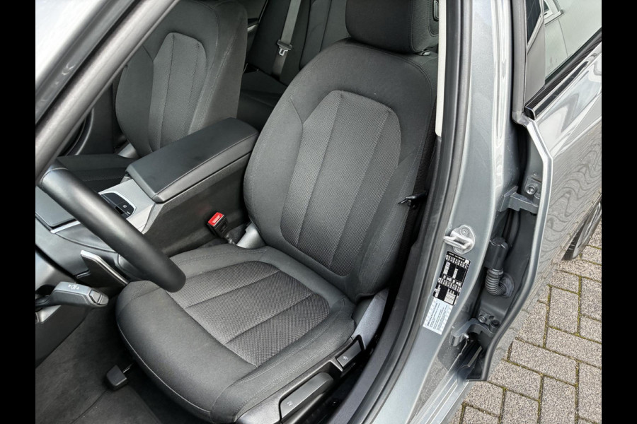 BMW 3 Serie Sedan 318i Automaat / Stoelverwarming / Parkeersensoren achter / Navigatiesysteem / Active Guard Plus / Shadow Line / Live Cockpit Plus / Cruise Control / DAB / Connected Package Professional