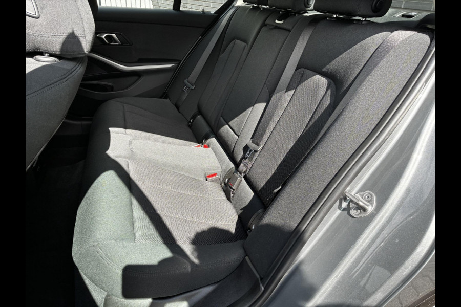 BMW 3 Serie Sedan 318i Automaat / Stoelverwarming / Parkeersensoren achter / Navigatiesysteem / Active Guard Plus / Shadow Line / Live Cockpit Plus / Cruise Control / DAB / Connected Package Professional