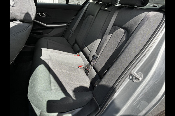BMW 3 Serie Sedan 318i Automaat / Stoelverwarming / Parkeersensoren achter / Navigatiesysteem / Active Guard Plus / Shadow Line / Live Cockpit Plus / Cruise Control / DAB / Connected Package Professional