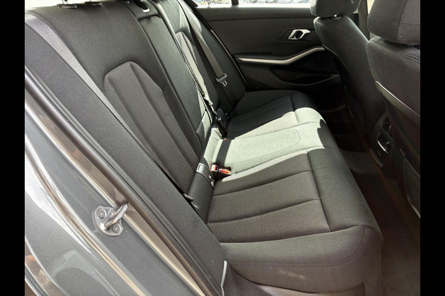 BMW 3 Serie Sedan 318i Automaat / Stoelverwarming / Parkeersensoren achter / Navigatiesysteem / Active Guard Plus / Shadow Line / Live Cockpit Plus / Cruise Control / DAB / Connected Package Professional