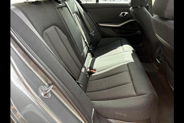 BMW 3 Serie Sedan 318i Automaat / Stoelverwarming / Parkeersensoren achter / Navigatiesysteem / Active Guard Plus / Shadow Line / Live Cockpit Plus / Cruise Control / DAB / Connected Package Professional