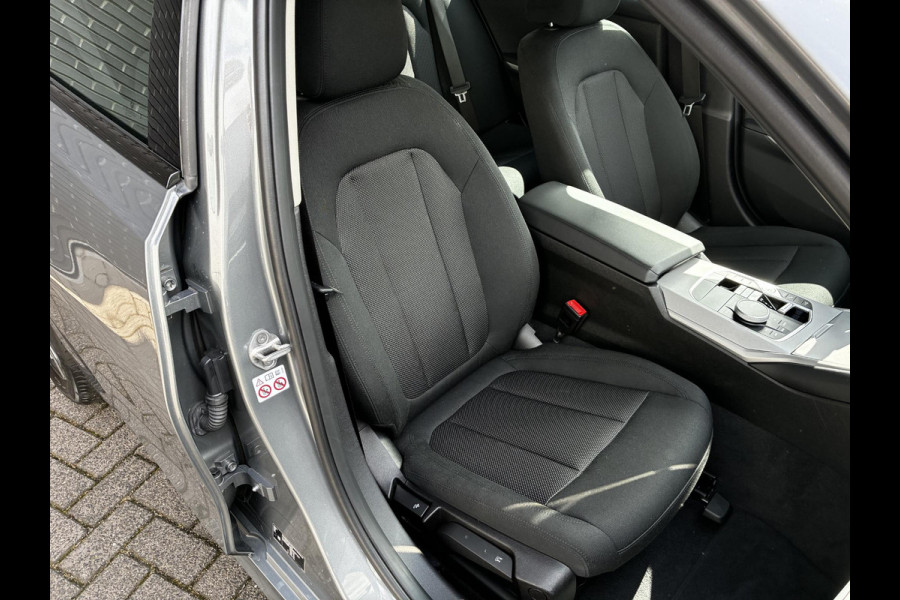 BMW 3 Serie Sedan 318i Automaat / Stoelverwarming / Parkeersensoren achter / Navigatiesysteem / Active Guard Plus / Shadow Line / Live Cockpit Plus / Cruise Control / DAB / Connected Package Professional