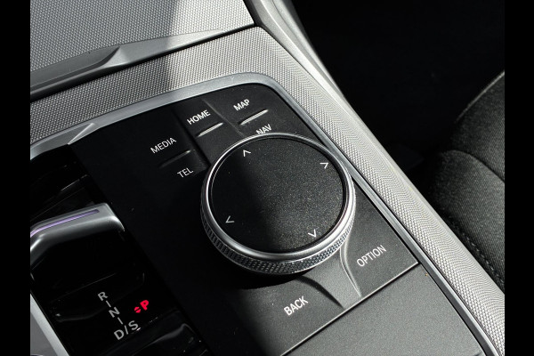 BMW 3 Serie Sedan 318i Automaat / Stoelverwarming / Parkeersensoren achter / Navigatiesysteem / Active Guard Plus / Shadow Line / Live Cockpit Plus / Cruise Control / DAB / Connected Package Professional
