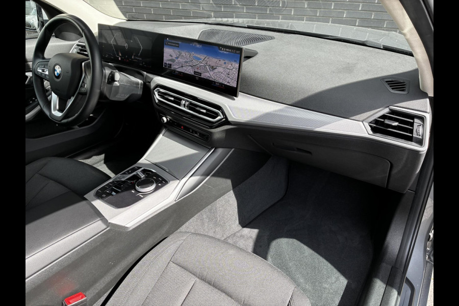BMW 3 Serie Sedan 318i Automaat / Stoelverwarming / Parkeersensoren achter / Navigatiesysteem / Active Guard Plus / Shadow Line / Live Cockpit Plus / Cruise Control / DAB / Connected Package Professional