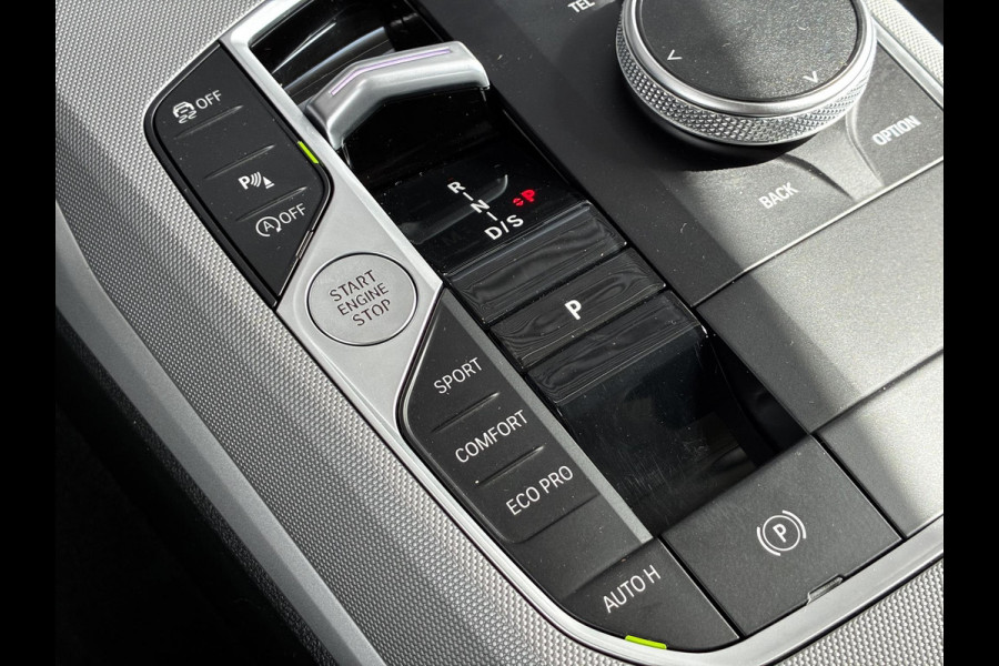 BMW 3 Serie Sedan 318i Automaat / Stoelverwarming / Parkeersensoren achter / Navigatiesysteem / Active Guard Plus / Shadow Line / Live Cockpit Plus / Cruise Control / DAB / Connected Package Professional