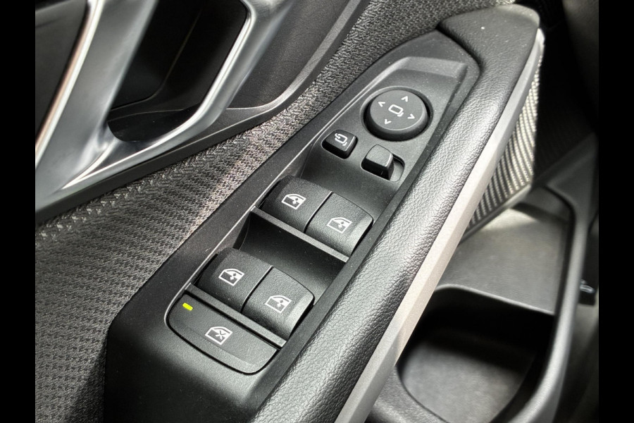 BMW 3 Serie Sedan 318i Automaat / Stoelverwarming / Parkeersensoren achter / Navigatiesysteem / Active Guard Plus / Shadow Line / Live Cockpit Plus / Cruise Control / DAB / Connected Package Professional