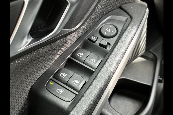 BMW 3 Serie Sedan 318i Automaat / Stoelverwarming / Parkeersensoren achter / Navigatiesysteem / Active Guard Plus / Shadow Line / Live Cockpit Plus / Cruise Control / DAB / Connected Package Professional