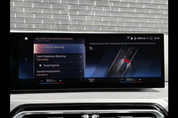 BMW 3 Serie Sedan 318i Automaat / Stoelverwarming / Parkeersensoren achter / Navigatiesysteem / Active Guard Plus / Shadow Line / Live Cockpit Plus / Cruise Control / DAB / Connected Package Professional