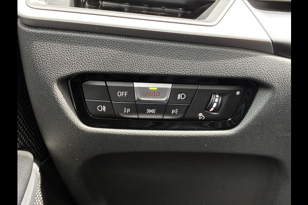 BMW 3 Serie Sedan 318i Automaat / Stoelverwarming / Parkeersensoren achter / Navigatiesysteem / Active Guard Plus / Shadow Line / Live Cockpit Plus / Cruise Control / DAB / Connected Package Professional