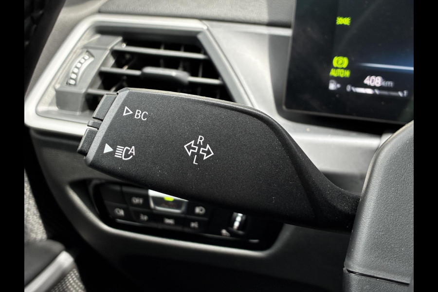 BMW 3 Serie Sedan 318i Automaat / Stoelverwarming / Parkeersensoren achter / Navigatiesysteem / Active Guard Plus / Shadow Line / Live Cockpit Plus / Cruise Control / DAB / Connected Package Professional